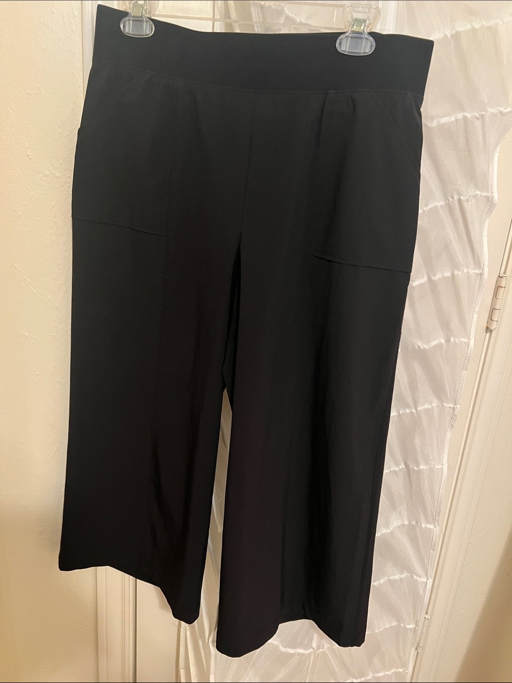 Effortless Black Wide-Leg 3/4 Pull-On Pants